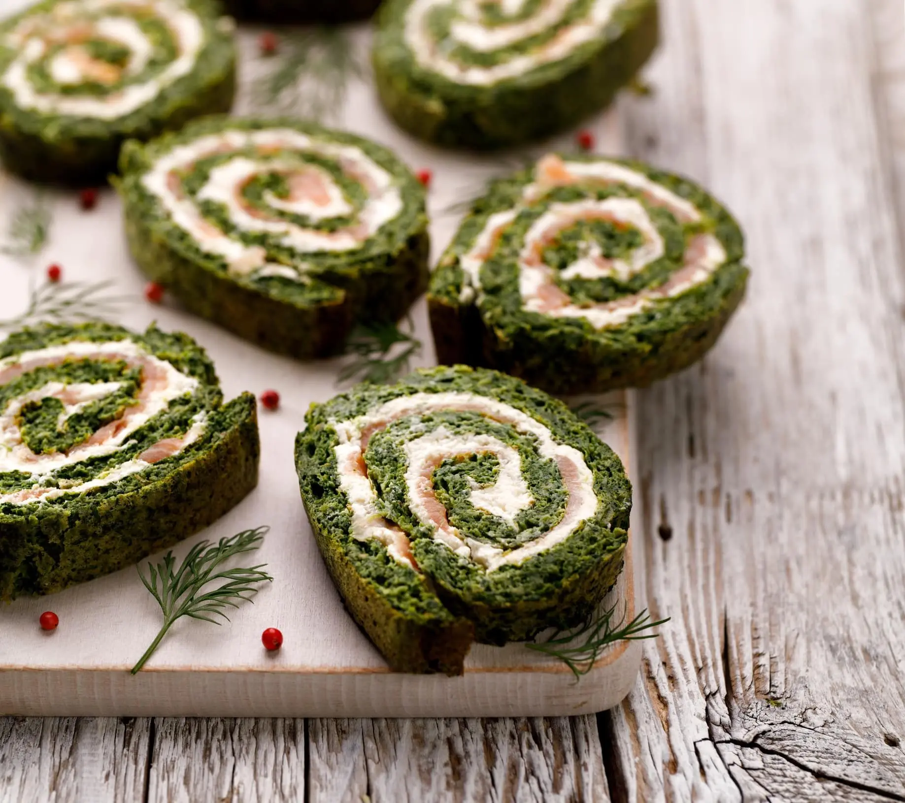 Roulade aux épinards farcie de fromage à la crème et saumon