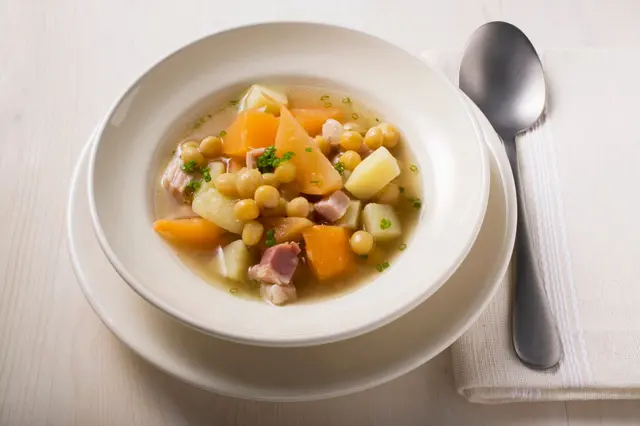 Ragoût de rutabaga aux haricots blancs et au bacon