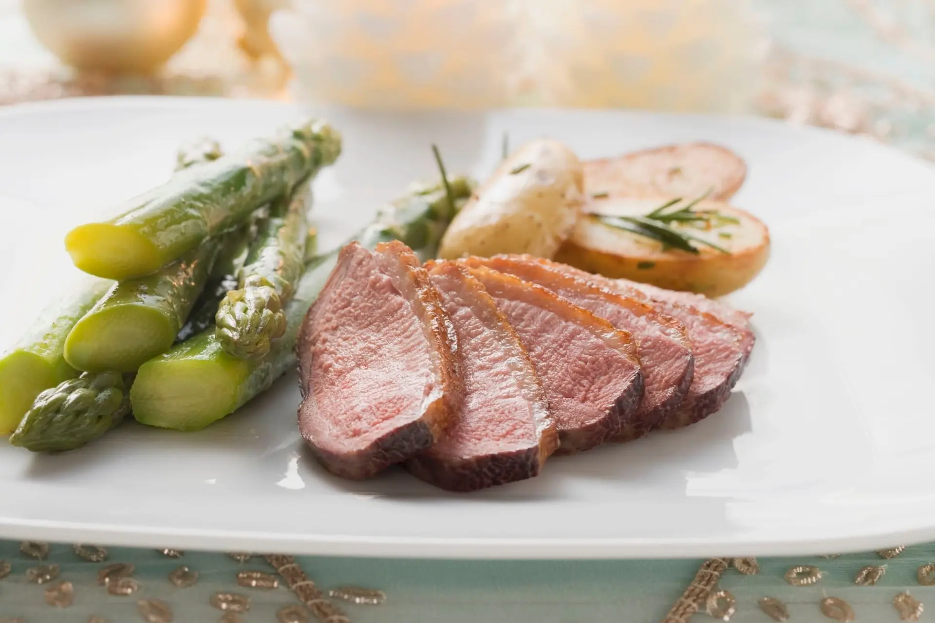 Magret de canard rôti, asperges vertes et pommes de terre fondantes