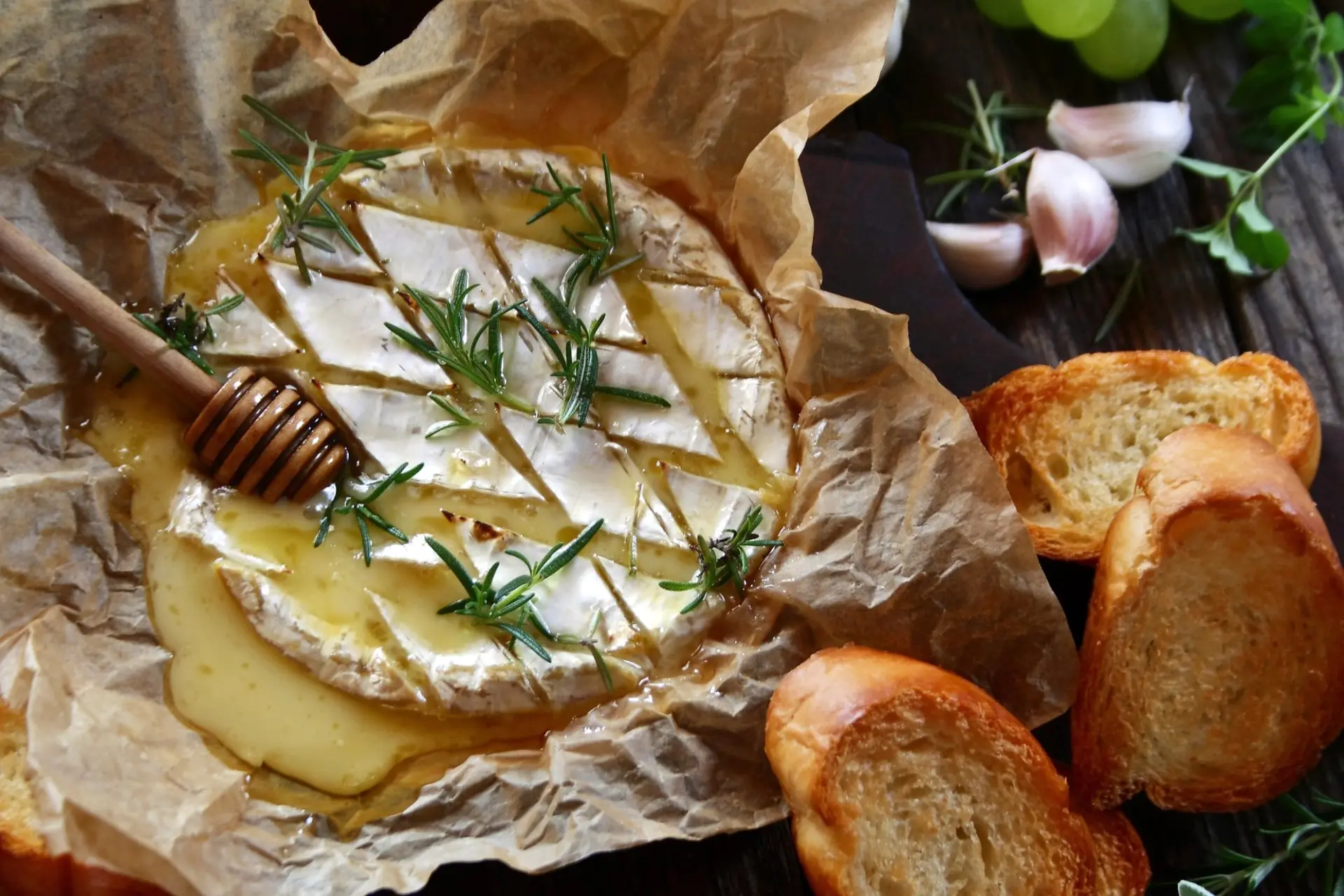 Camembert cuit au four avec romarin, ail et miel