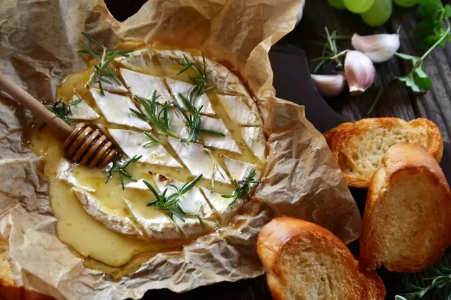 Camembert cuit au four avec romarin, ail et miel