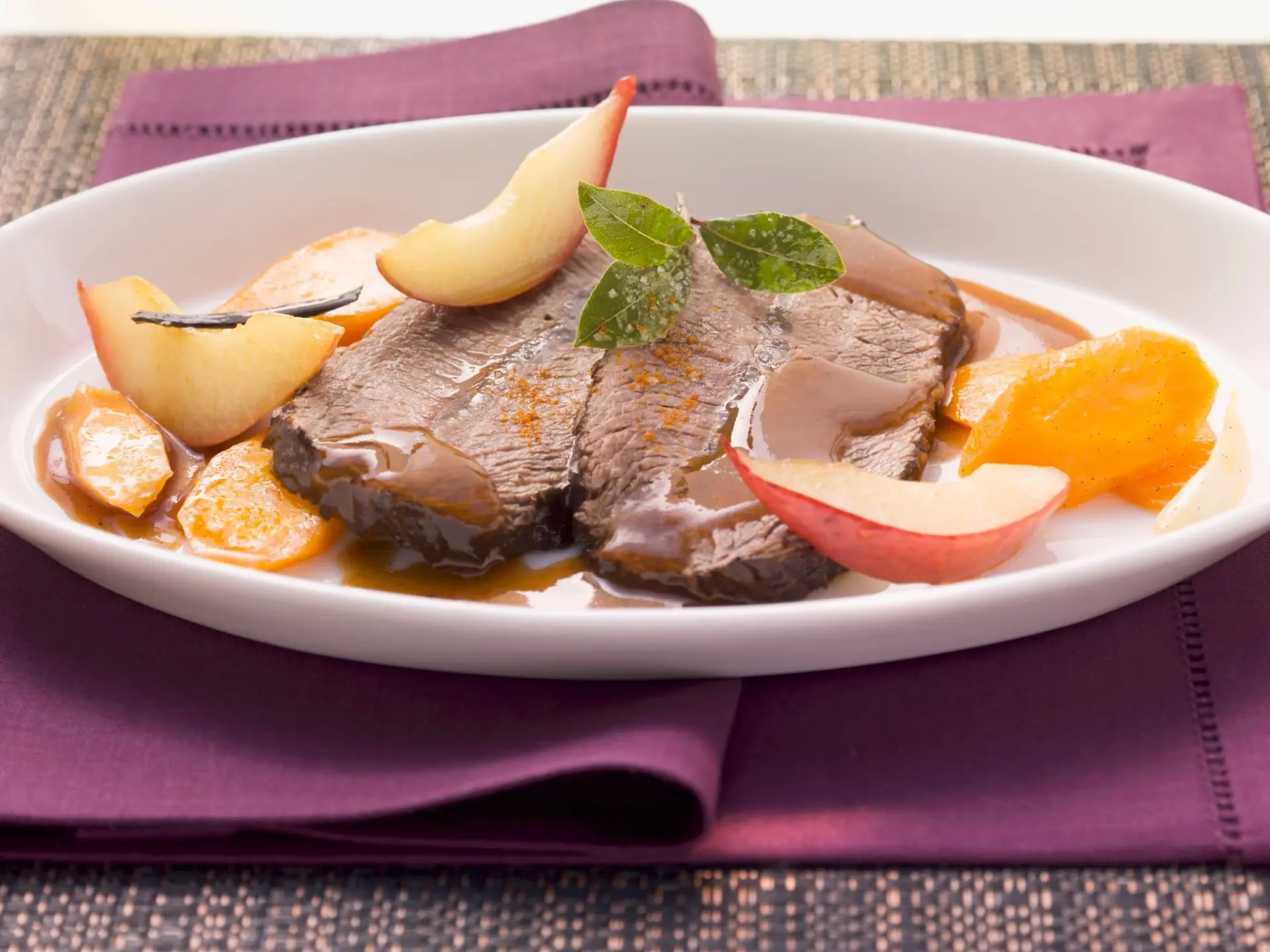 Rôti de bœuf aux carottes et poires, sauce façon bourguignonne
