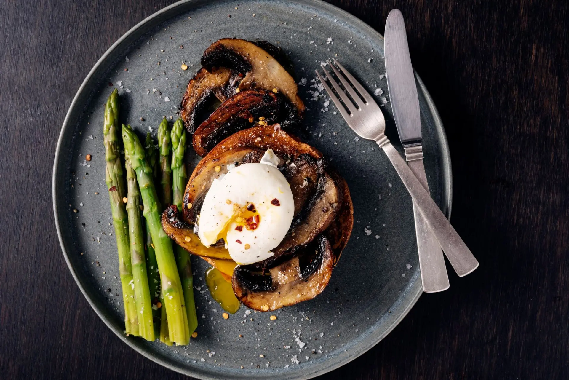 Champignons Portobello avec œuf poché et asperges
