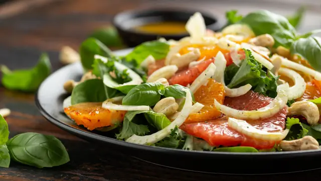Salade au fenouil, pamplemousse, à l'orange, aux épinards et noix de cajou