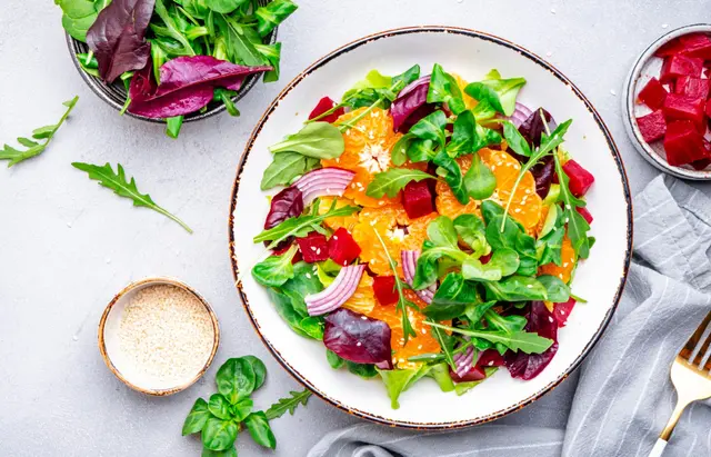 Salade vegan de betteraves rôties, mandarines, oignon rouge, jeunes pousses, roquette et sésame