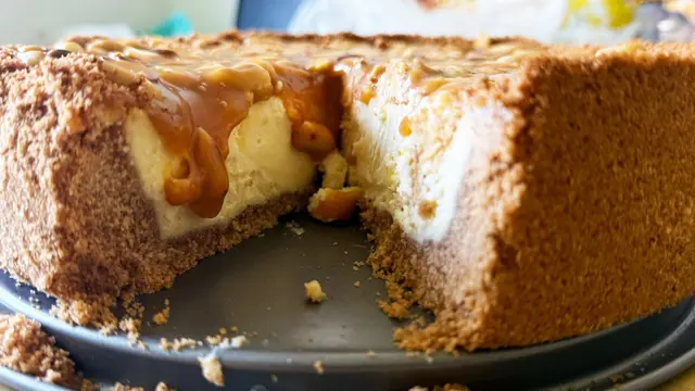 Cheesecake au caramel et aux cacahuètes