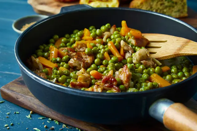 Petits pois carottes et viande de poulet
