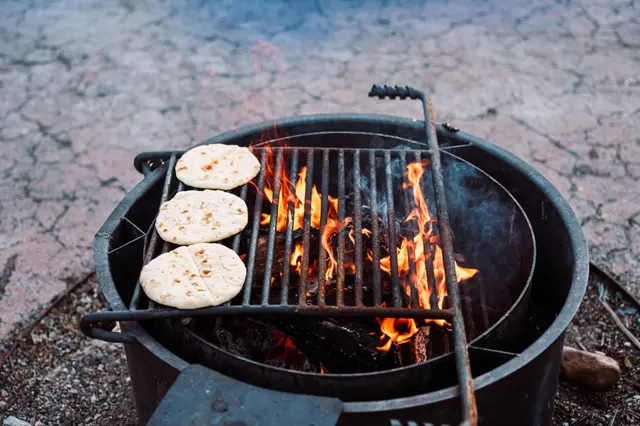 Pain naan grillé au barbecue