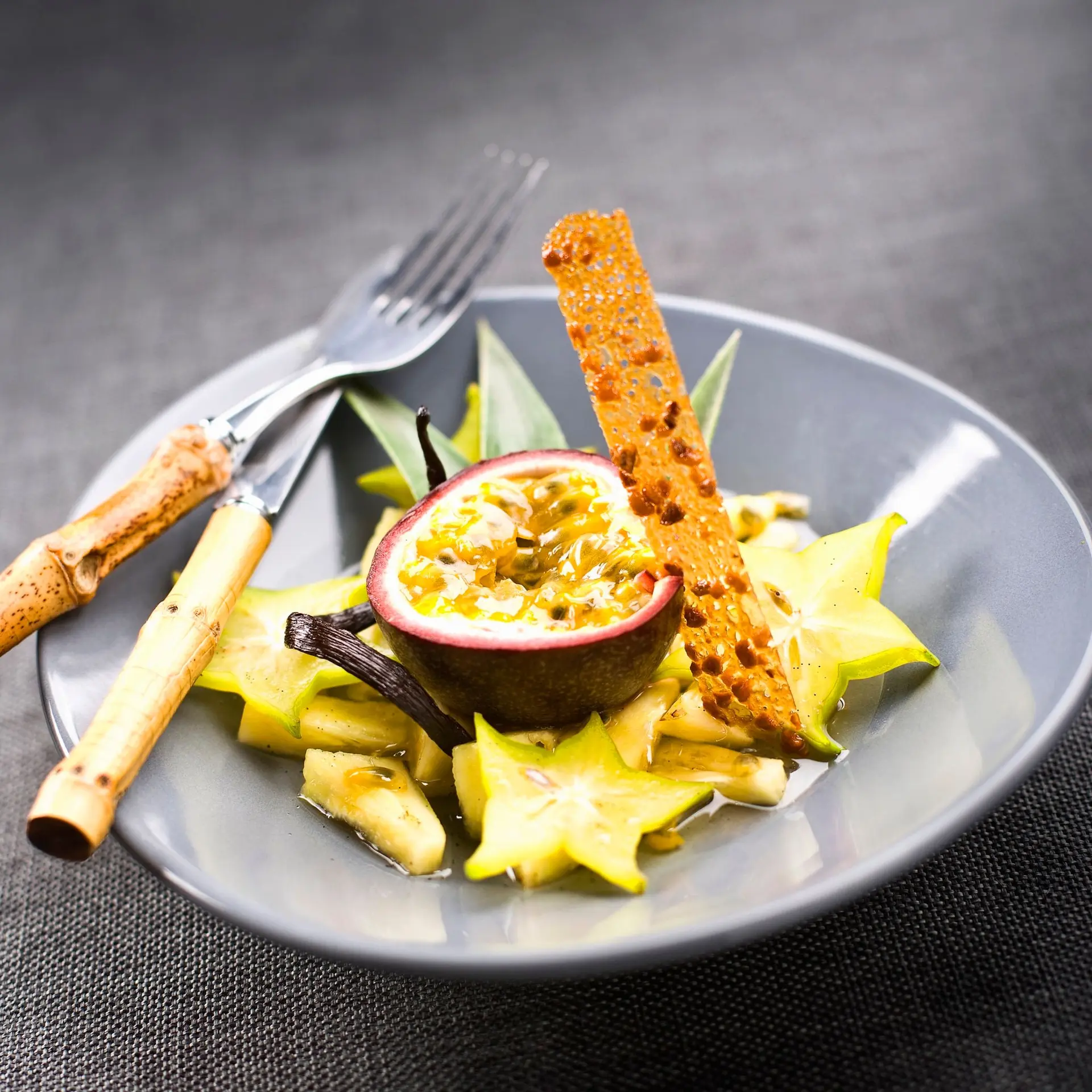 Salade de carambole et fruit de la passion au sirop vanillé, croustillant aux noisettes
