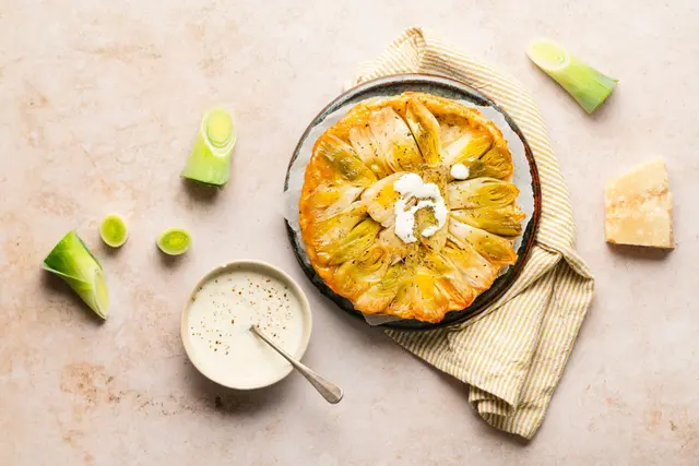 Tarte tatin de poireaux et crème de parmesan