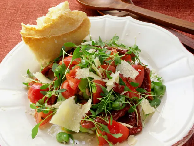 Salade de cresson aux fèves, tomates et parmesan