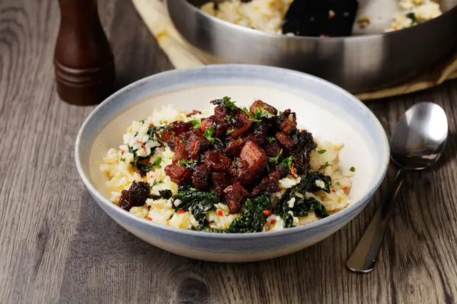 Poitrine de porc braisée avec riz au chou frisé à l’ail