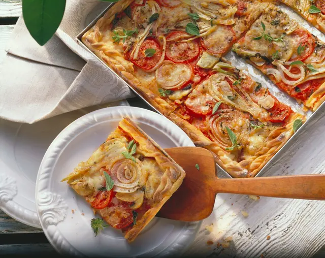 Pizza aux légumes avec fenouil, tomates, oignons et champignons