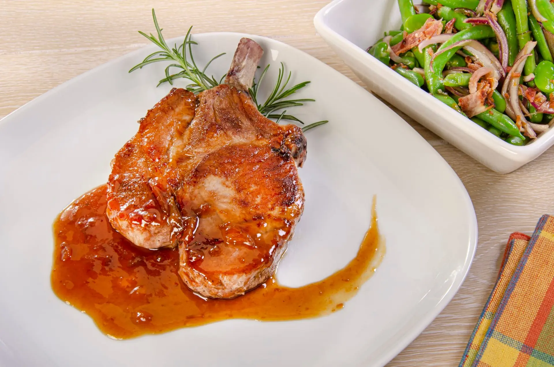 Côtelette de porc grillée, sauce aigre-douce
