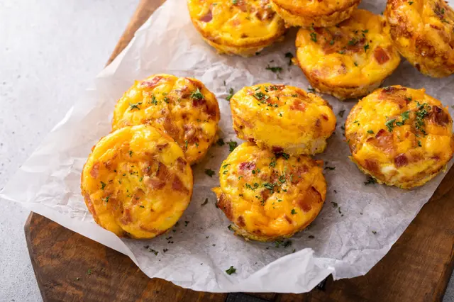 Muffins aux œufs, bacon et cheddar