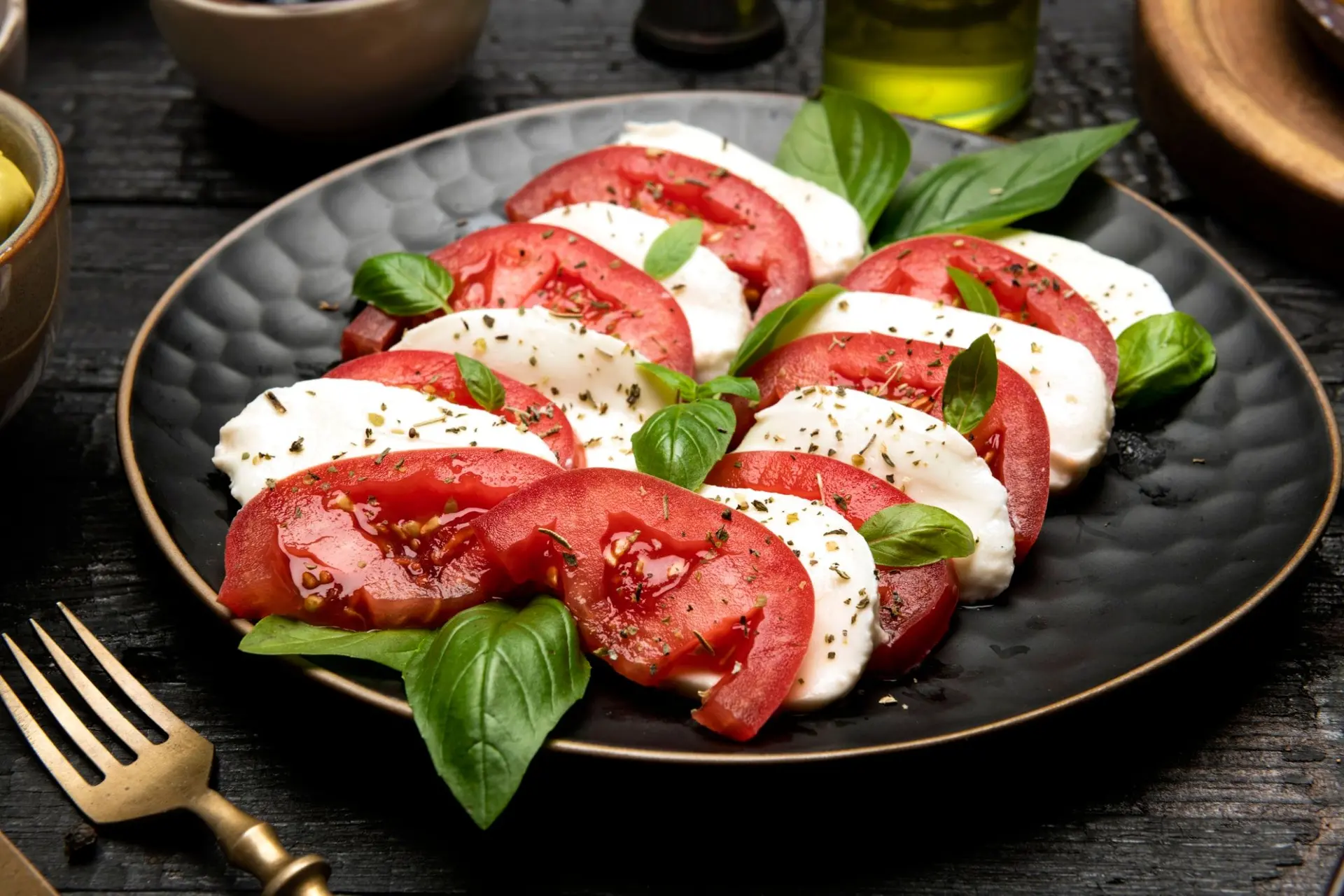 Recette salade caprese à la mozzarella, aux tomates et au basilic