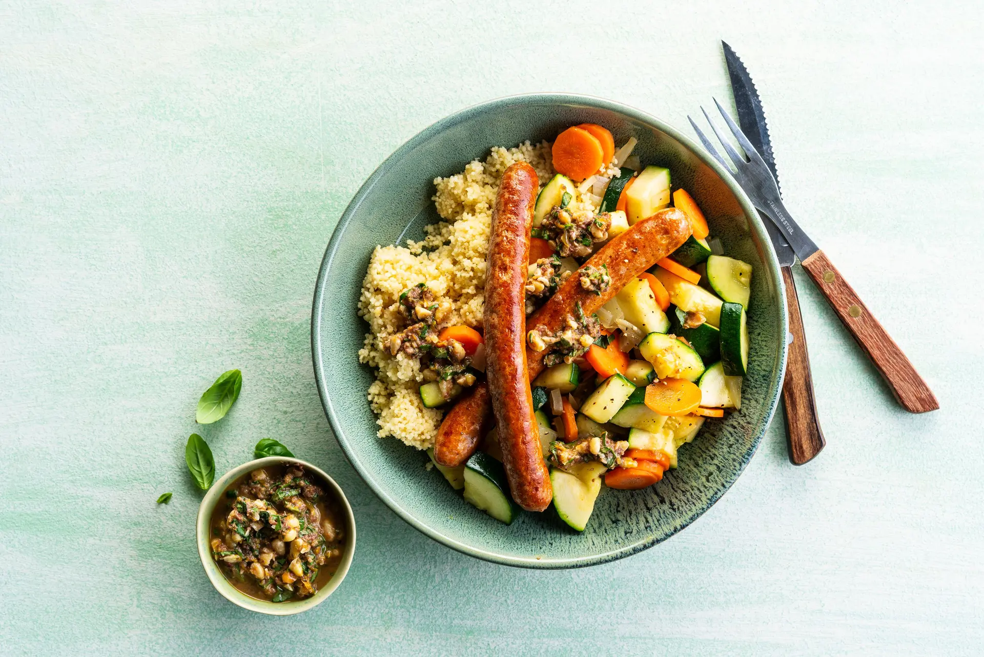 Couscous de légumes aux merguez et sauce salsa aux olives
