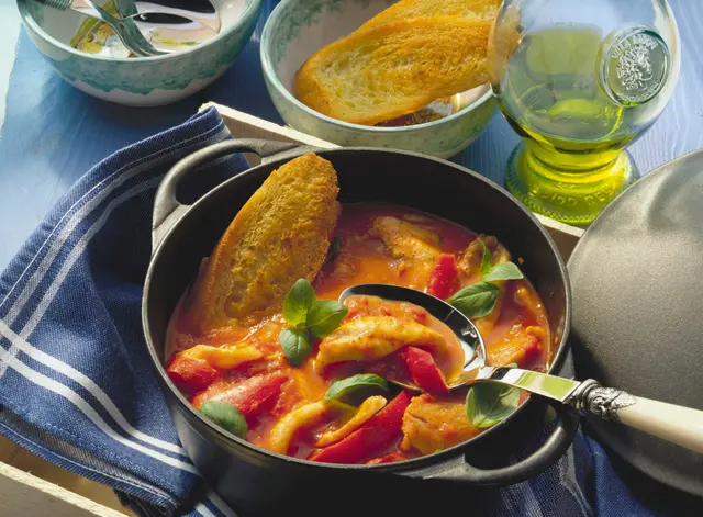 Sole au ragout de tomates et basilic, croûtons frits