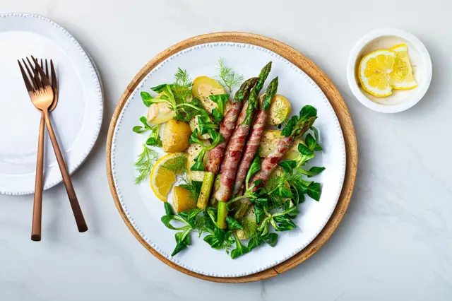 Salade de printemps aux asperges vertes grillées enroulées de bacon