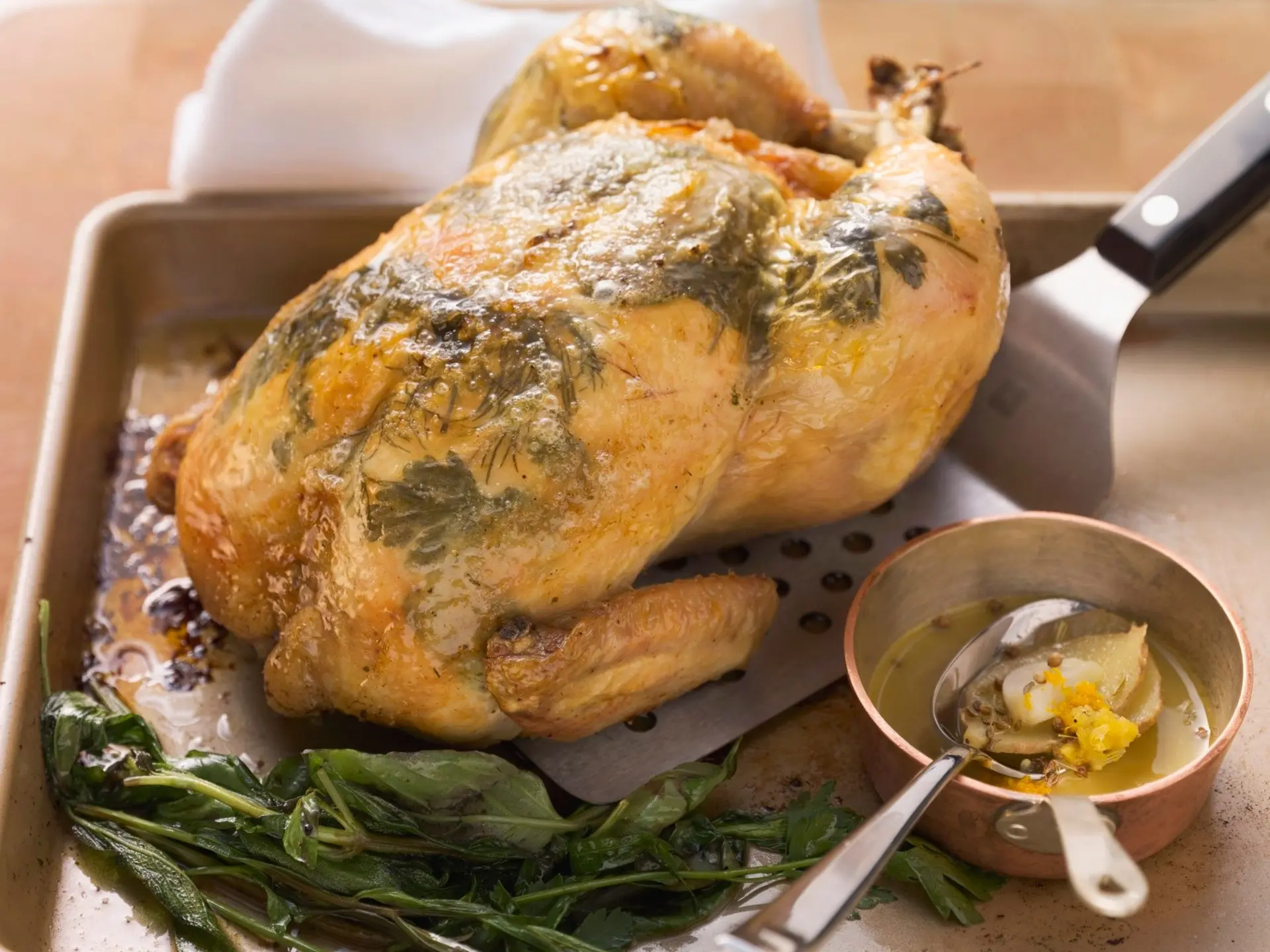 Poulet frit aux herbes farci au fenouil