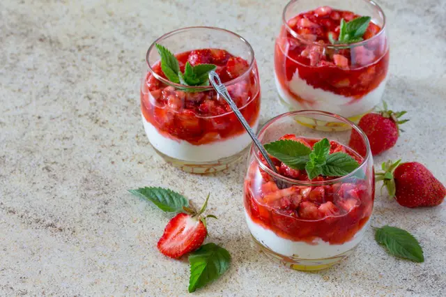 Fraise et fromage blanc : le duo bien-être parfait pour entrer dans l’été (+4 recettes à déguster à divers moments de la journée)