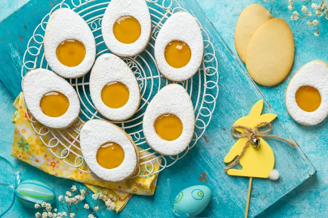 Biscuits aux œufs de Pâques avec garniture à la confiture de citron