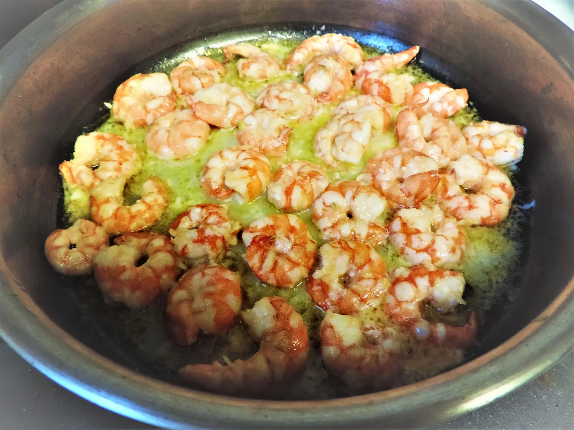 Crevettes cuites à la ciboulette, au citron et à l’ail