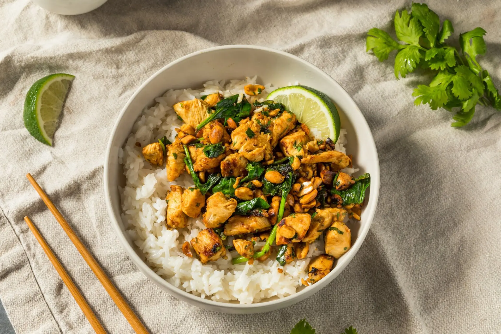 Poulet asiatique au gingembre, arachide et riz