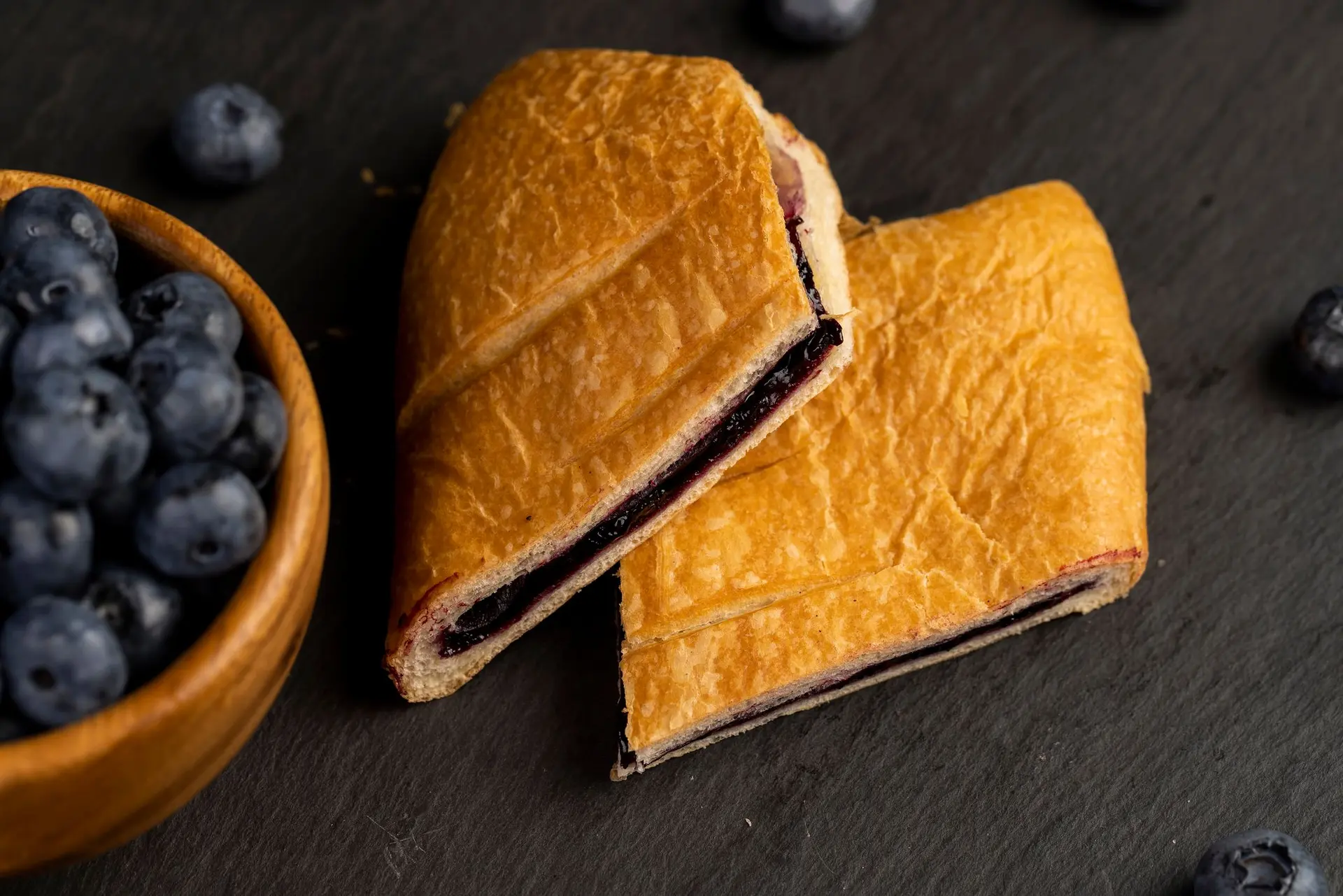 Petits pains aux myrtilles mûres avec confiture de myrtilles