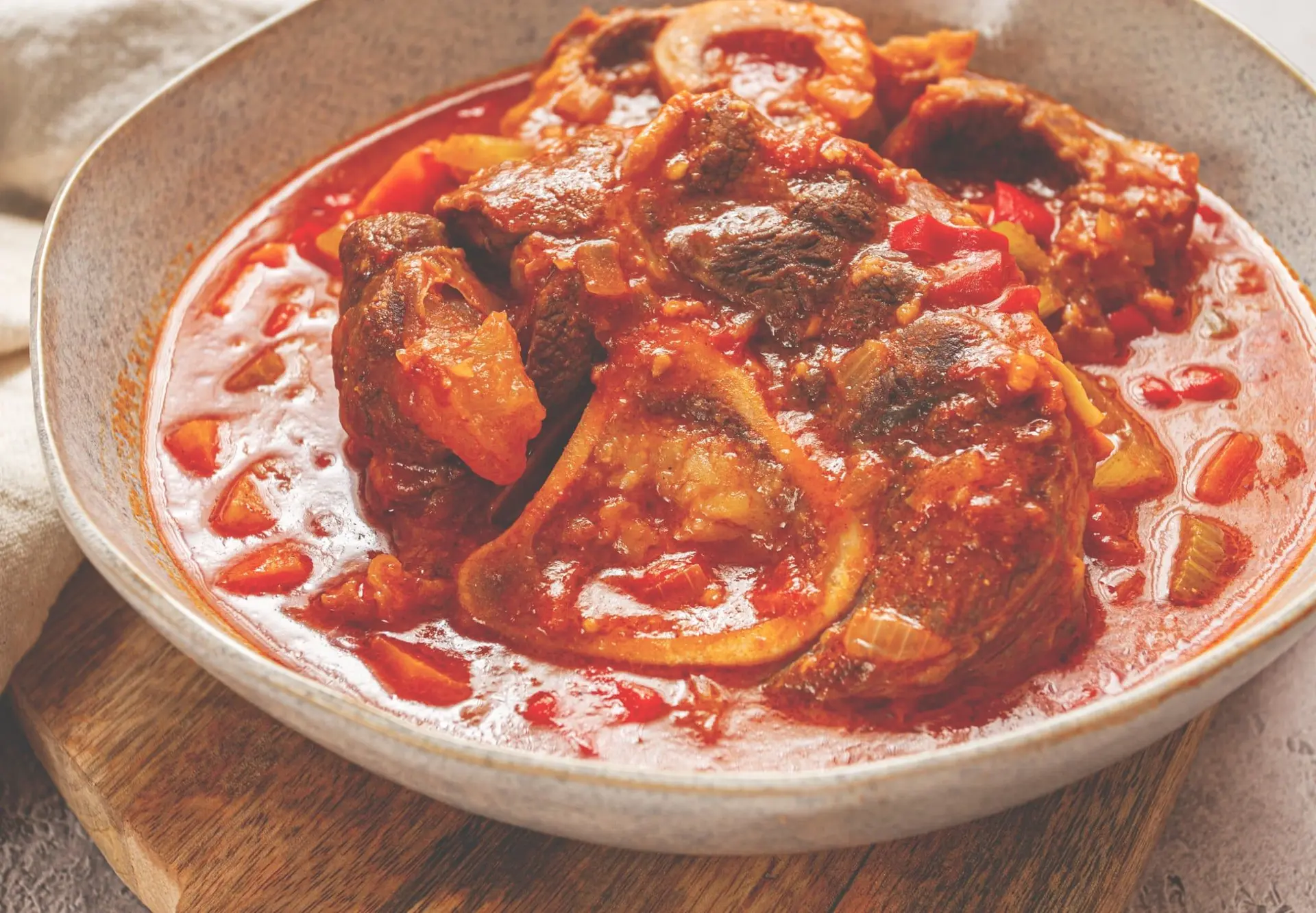 Ossobuco, jarret de viande mijoté sur l’os, à l’avoine et aux épices