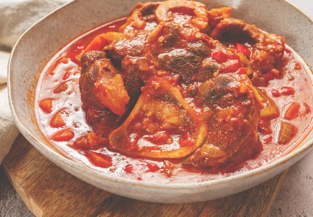 Ossobuco, jarret de viande mijoté sur l’os, à l’avoine et aux épices