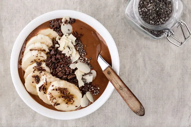 Chocolat et bananes, graines de clerbois et éclats d'amandes