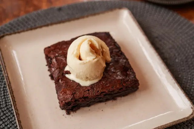 Brownie au chocolat avec glace à la vanille