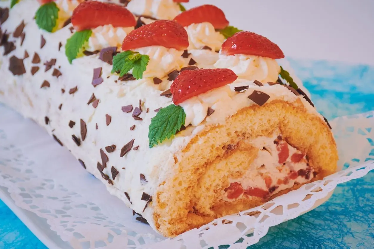 Bûche de Noël fraise et copeaux de chocolat