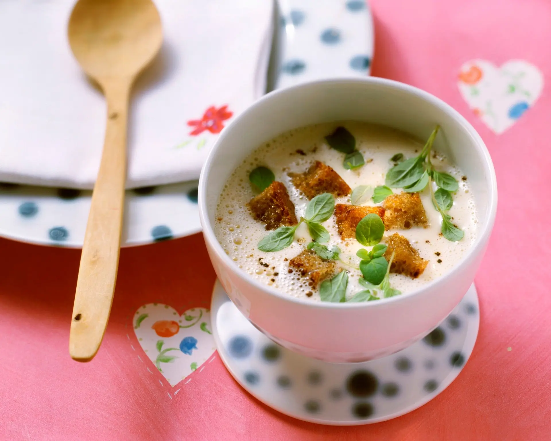 Soupe au vin avec marjolaine fraîche et croûtons