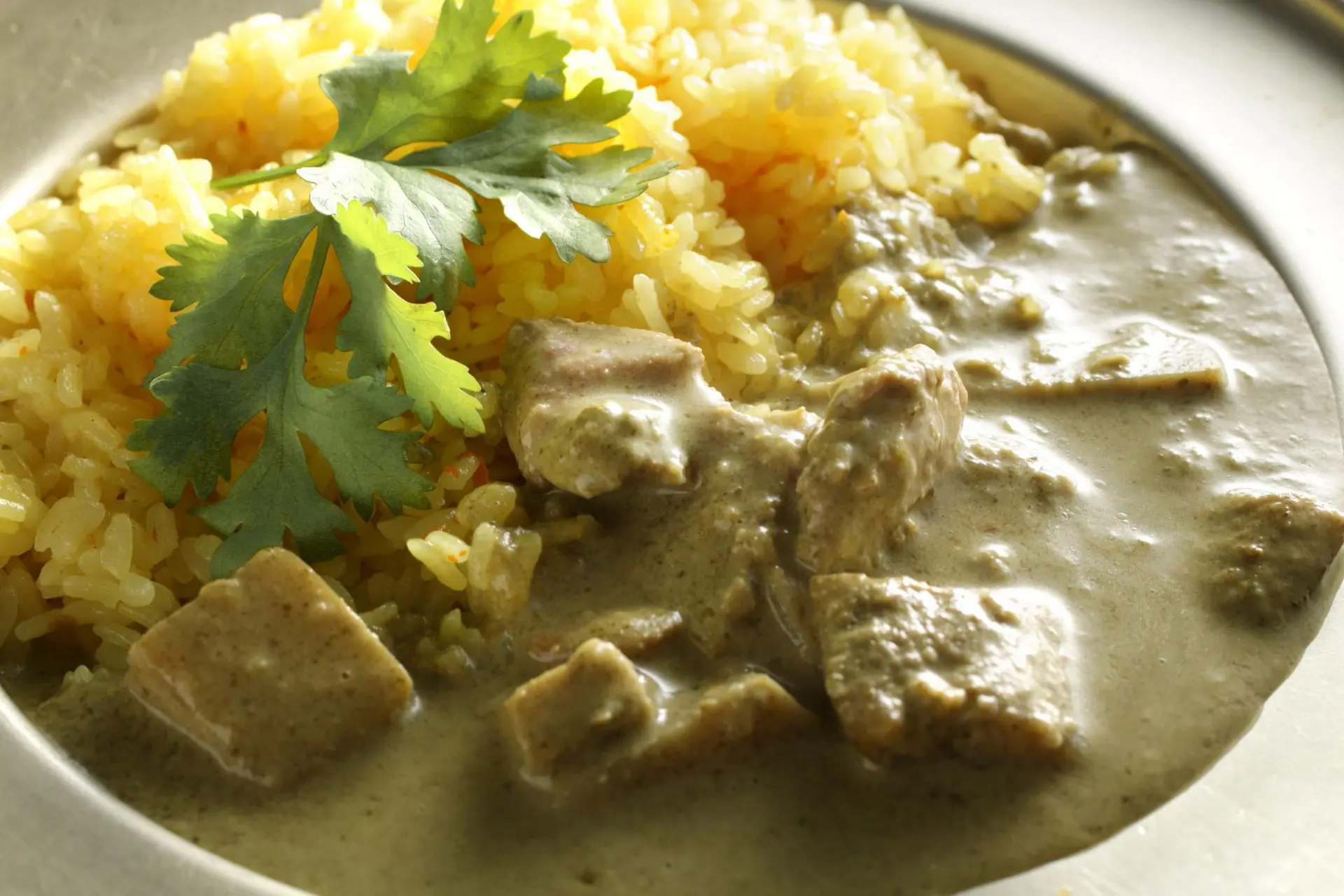Curry thaïlandais aromatisé à la noix de coco et feuilles de coriandre