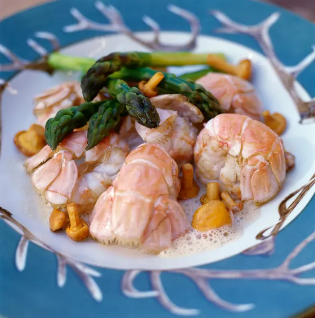 Langoustines rôties aux pieds-de-mouton et asperges vertes