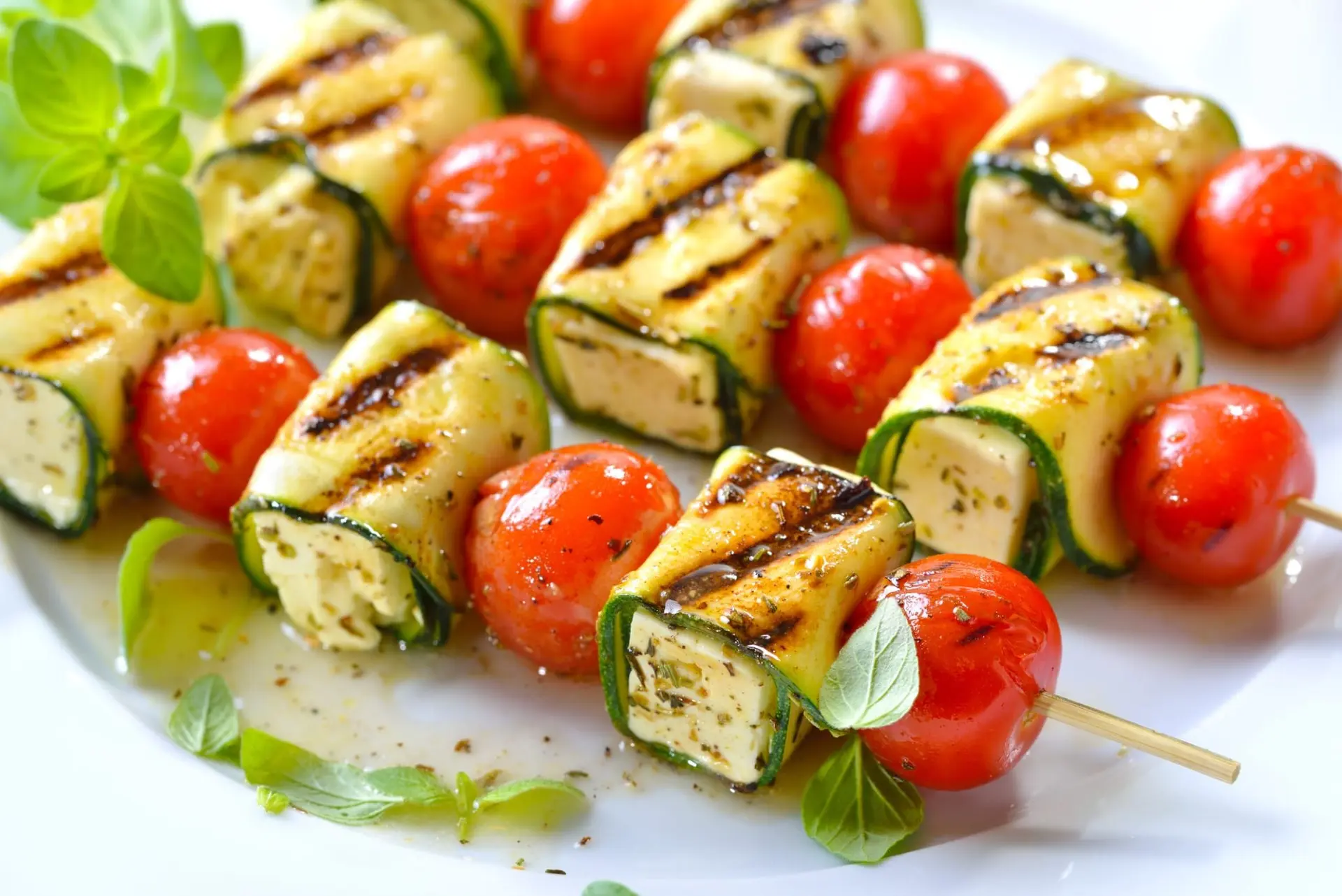 Brochettes de courgettes à la feta grillées