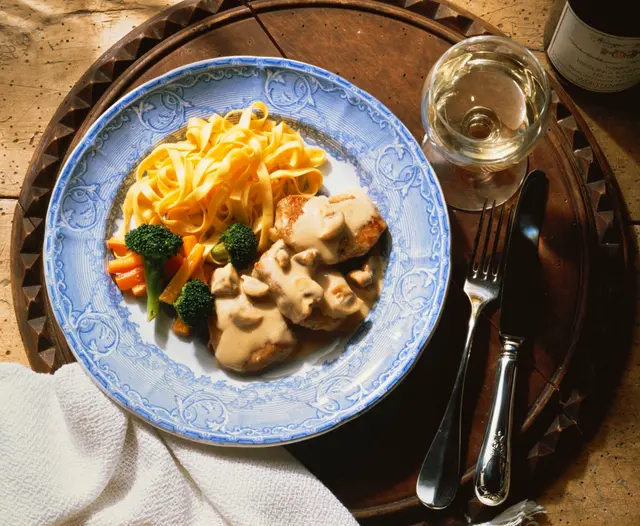 Escalopes de volaille à la crème de champignons, tagliatelles et légumes sautés