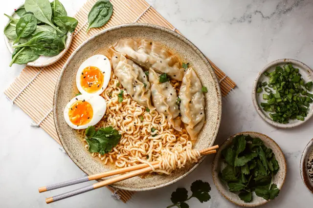 Soupe ramen avec boulettes, œuf et persil