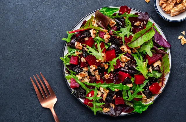 Salade de betterave, pruneaux, roquette, blettes et noix