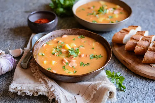 Soupe de Francfort avec tranches de saucisses et pommes de terre