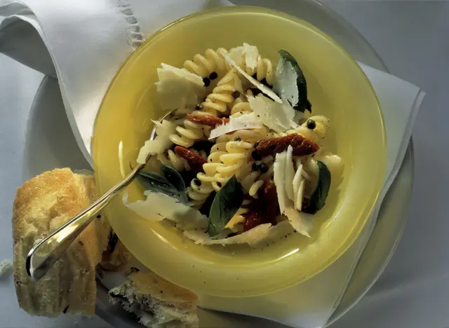 Fusilli aux tomates séchées et aux câpres avec parmesan