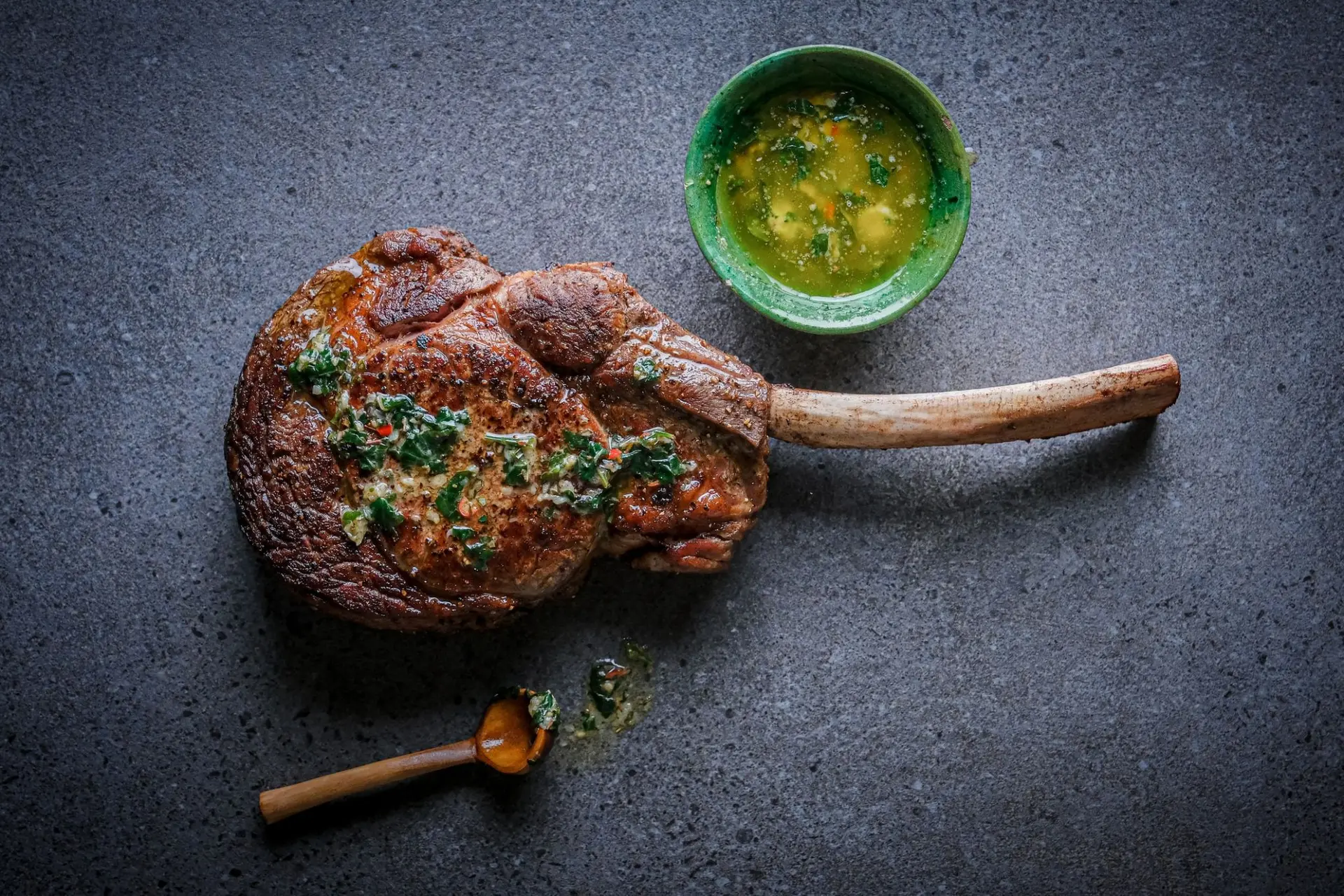 Bifteck Tomahawk grillé avec sauce aux herbes