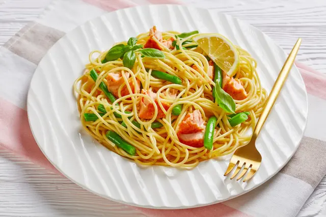 Recette de pâtes au saumon, haricots verts et sauce au beurre à l’ail et basilic frais