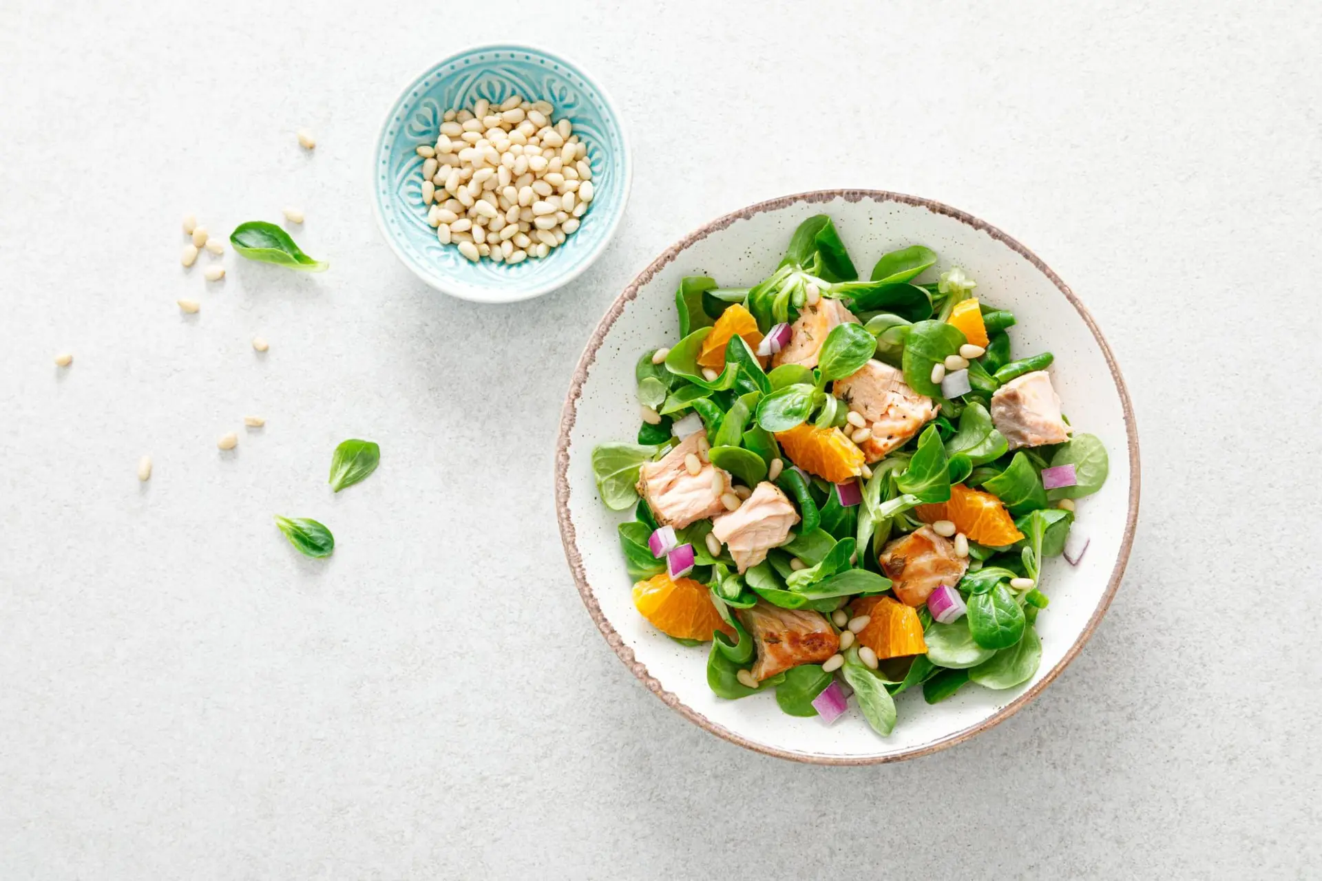 Salade de saumon avec pignons de pin, oignon rouge et orange