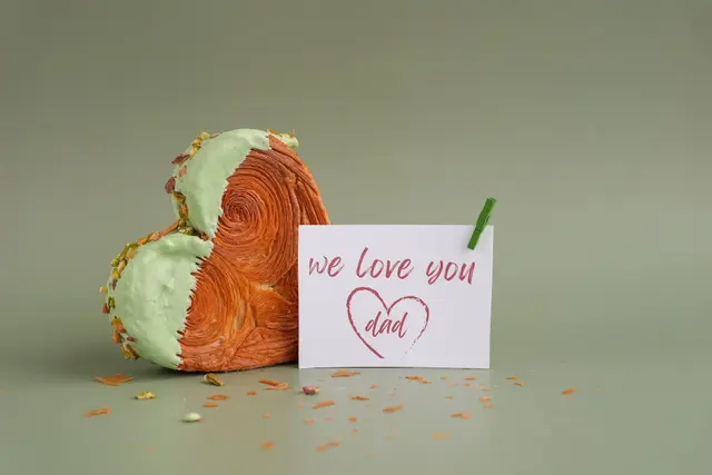 Croissant en forme de cœur, glacé à la pistache, pour la fête des pères