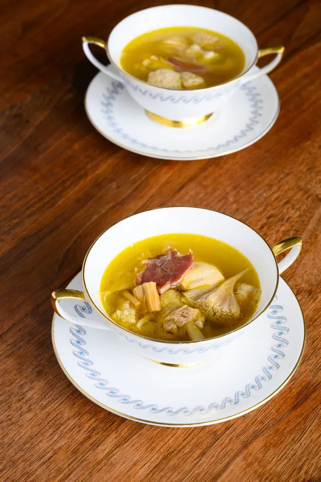 Soupe de poulet, jambon, pétoncles et champignons à crinière de lion