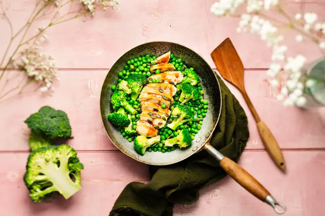 Poêlée au poulet, petits pois et brocoli