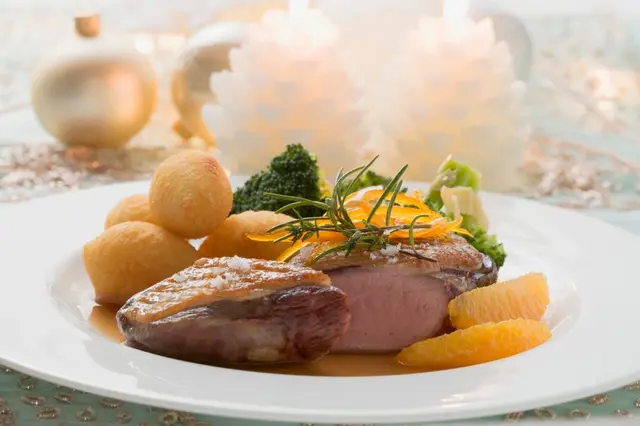 Magret de canard à l’orange, croquettes de pommes de terre et brocolis